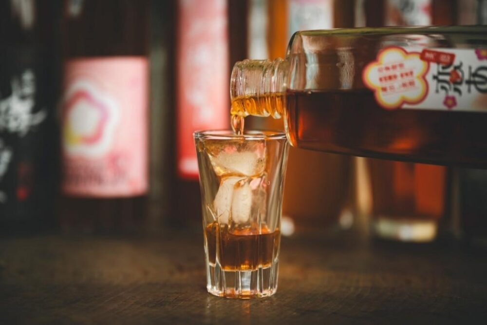 試飲用グラスに大畠酒造の梅酒が注がれる様子