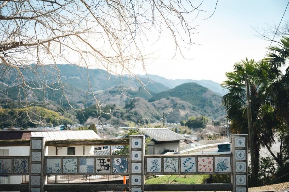 個性豊かな砥部焼のタイルを眺めながら目的地までのんびりと向かおう