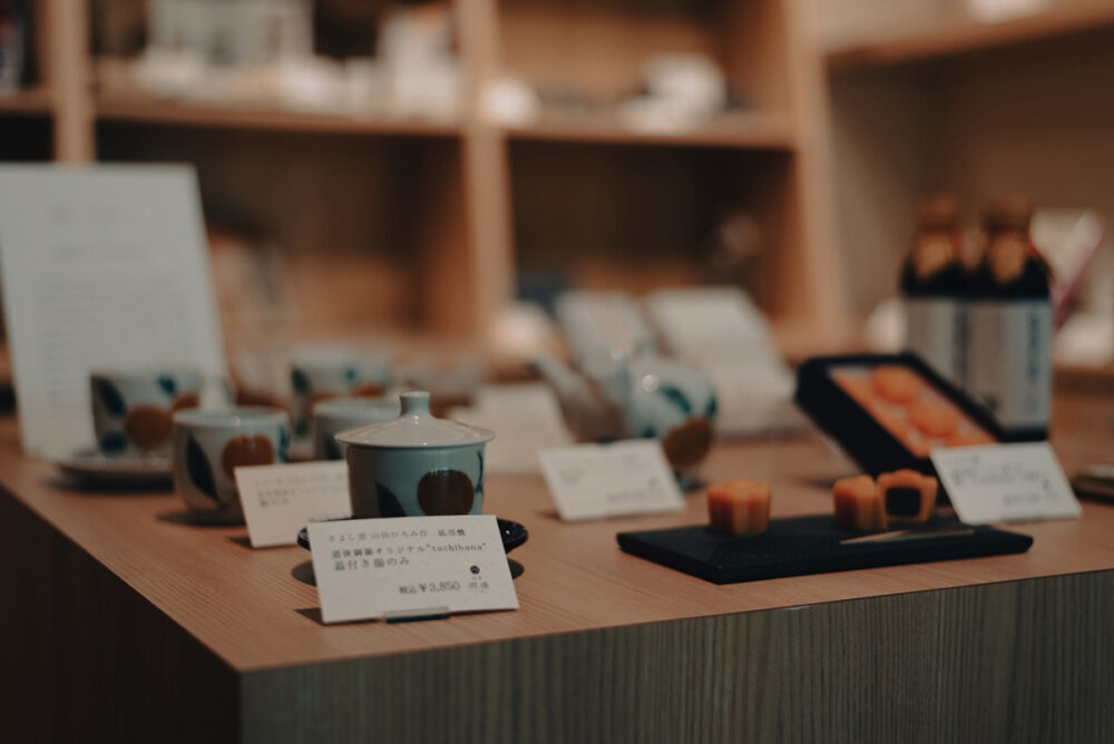 選りすぐりのセレクト商品が並ぶ売店