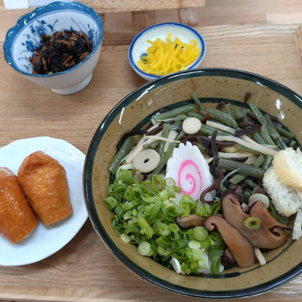 日替わり定食の山菜そばといなりずしセット