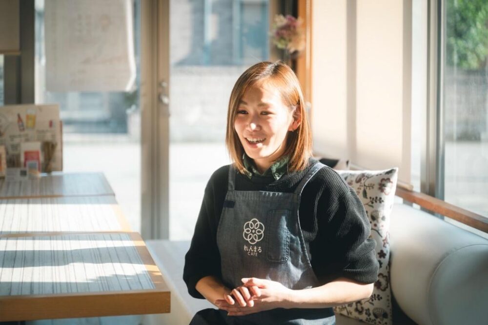 れんまるカフェで「鳴門れんこんの可能性を広げる」と話す山田店長