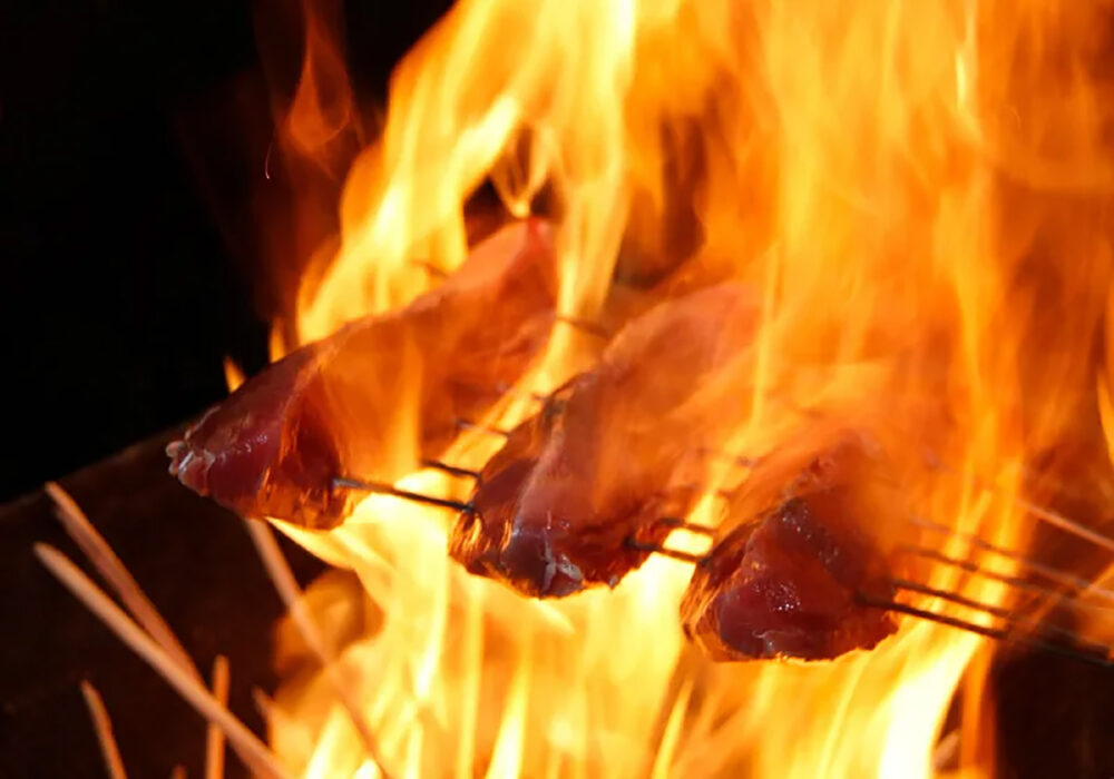 鰹が藁焼きになる様子