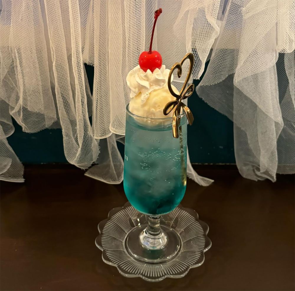 喫茶ぺいの壁の色をイメージしたクリームソーダ（ぺい）