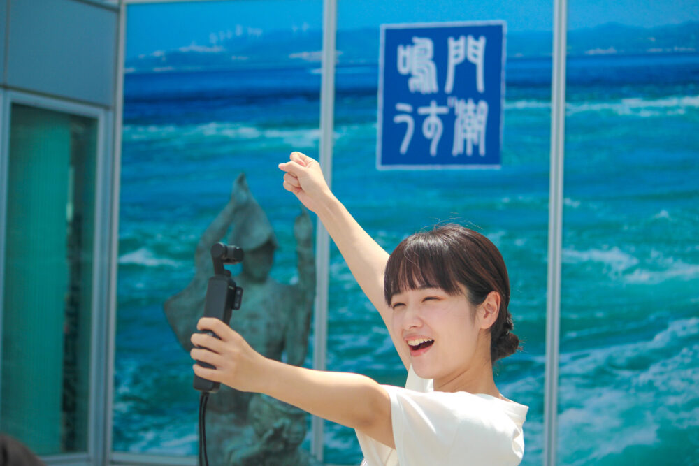 阿波踊りのポーズを披露する藤間さん