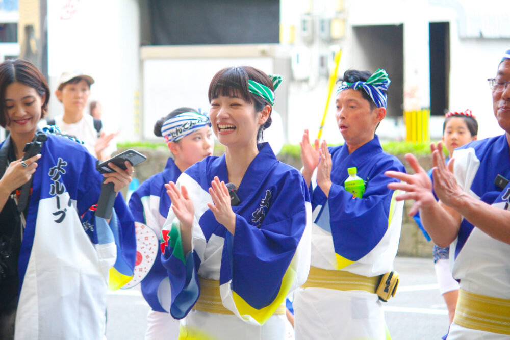 拍手する藤間さん