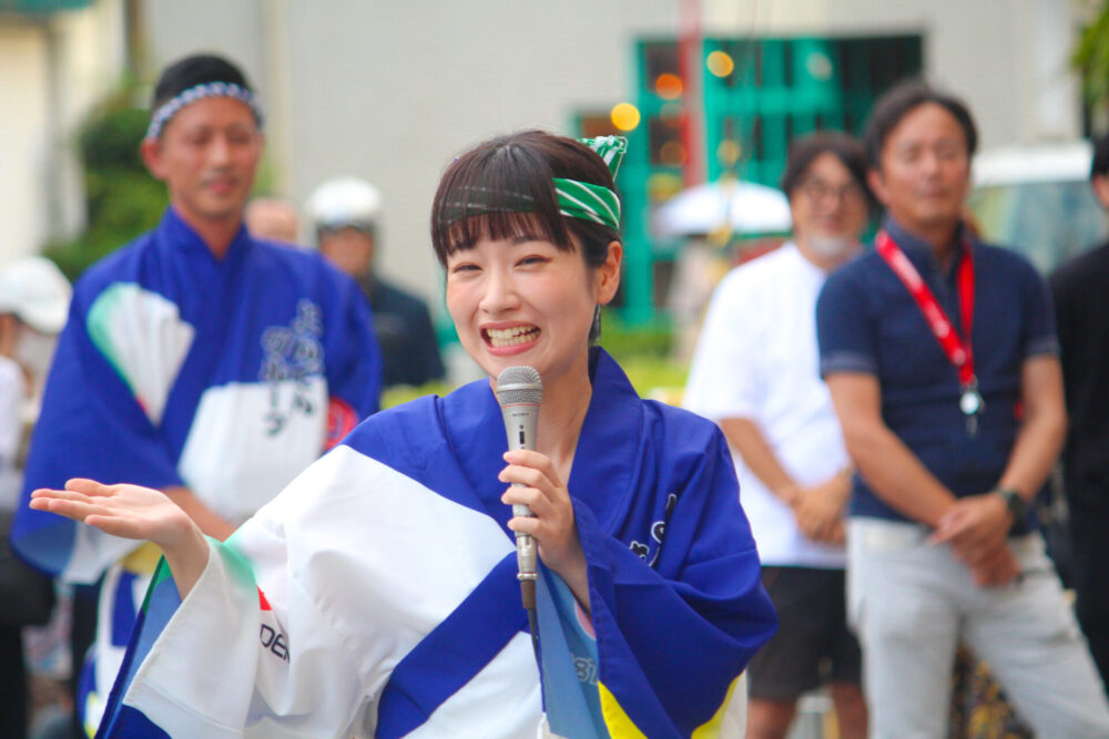 出陣式であいさつする藤間さん