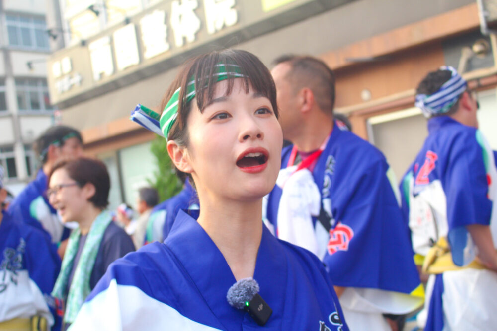本番前に、ほかの連の踊りを見る藤間さん