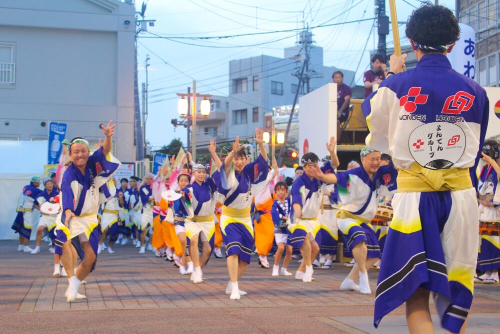南内町演舞場に踊り込むよんでんグループ連