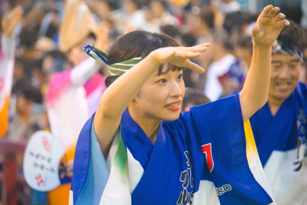 阿波おどりを披露する藤間さん