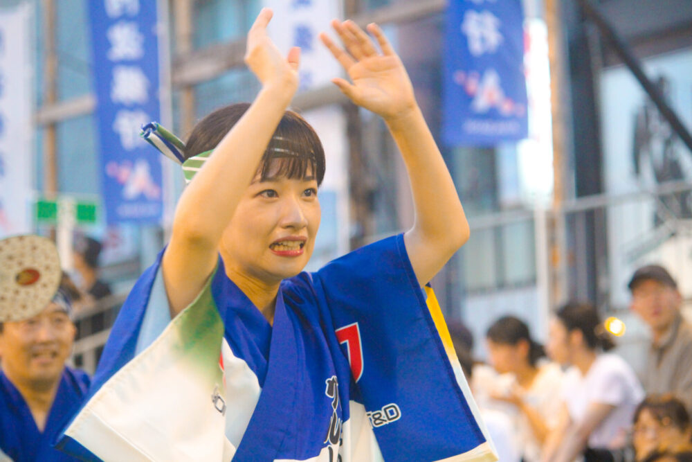 踊り疲れて少し辛い表情を見せる藤間さん