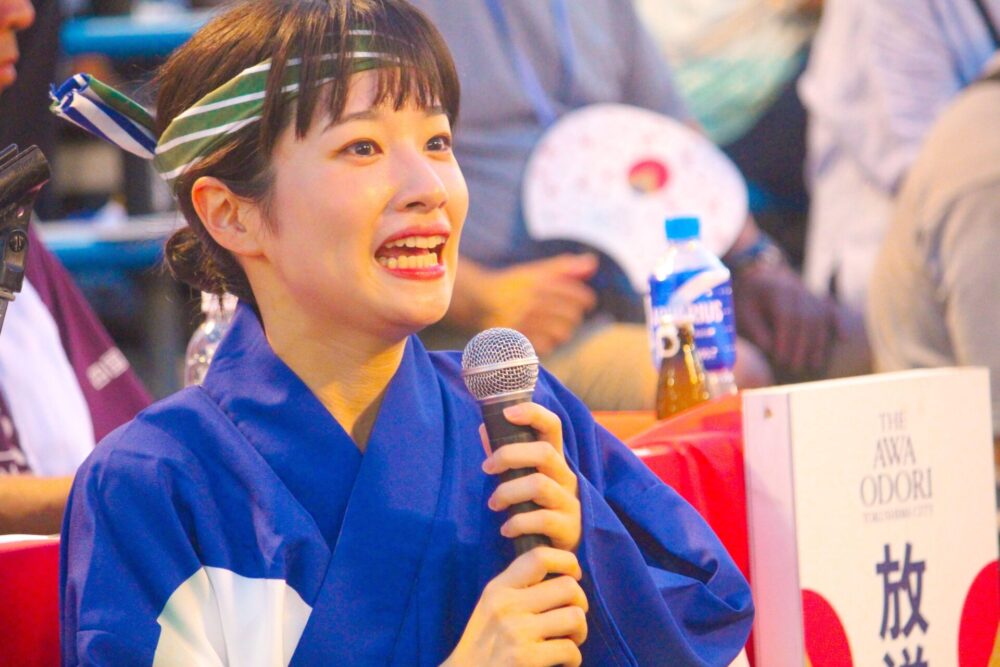 サプライズであいさつをする藤間さん