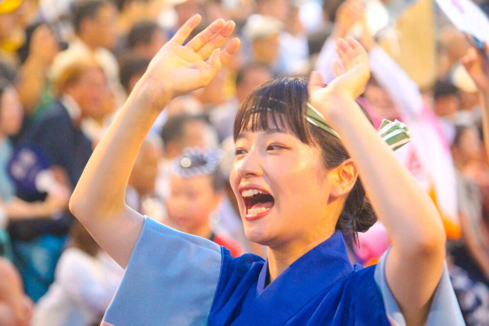 終盤まで笑顔で踊る藤間さん①
