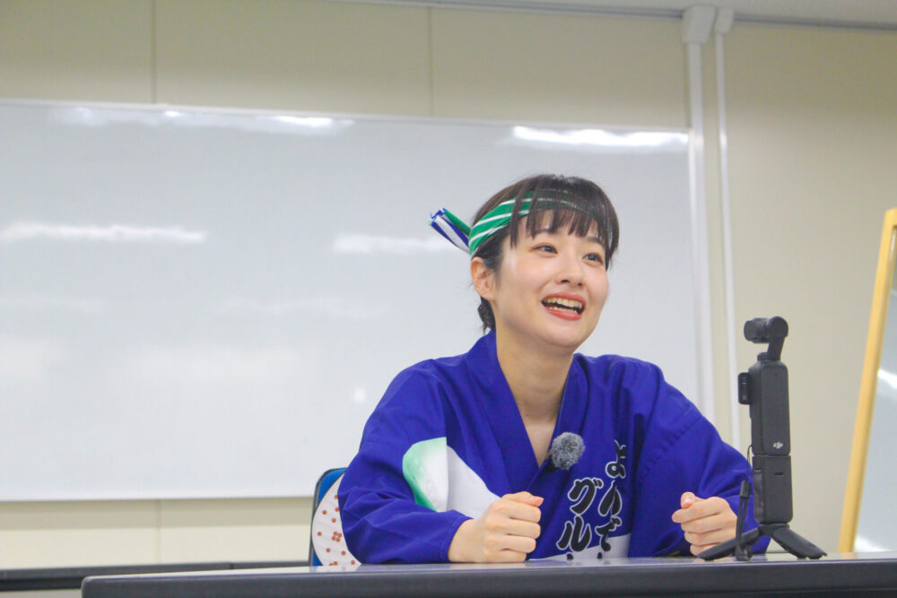 踊った感想を語る藤間さん