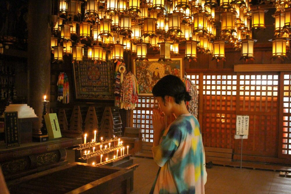 第1番札所　霊山寺本堂をお参りする藤間さん