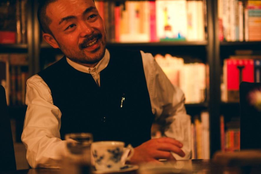 インタビューに答える岡田さんのポートレート