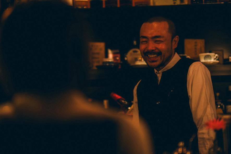 半空でお客さんと交流する岡田さん
