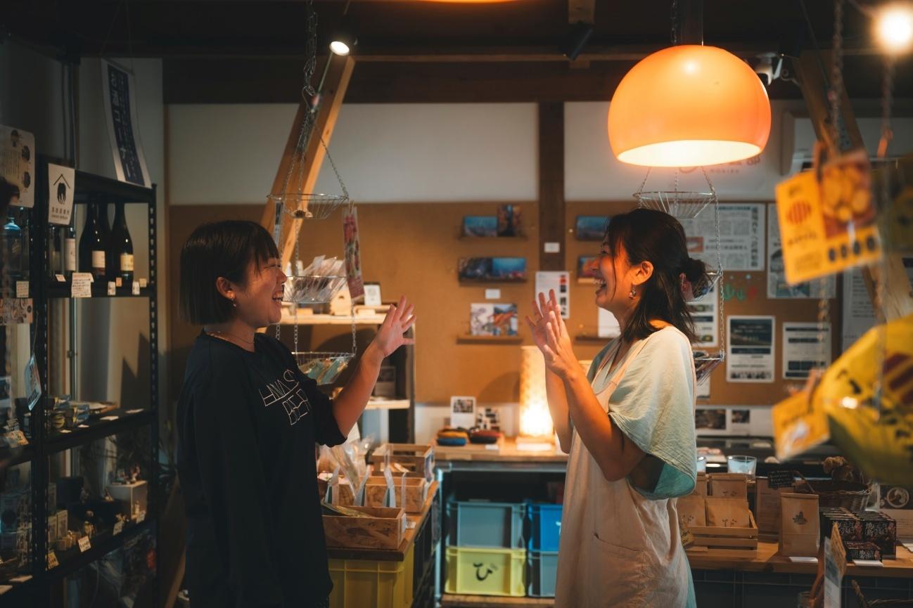 談笑する「日和佐ビール」の代表・熊谷さんと「日和佐日和」の棚橋店長