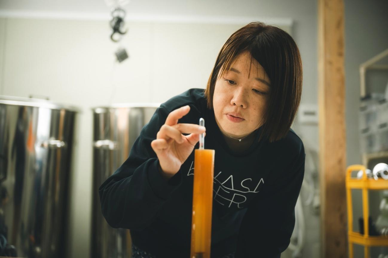 「日和佐ビール」の作業場で作業をする熊谷さん