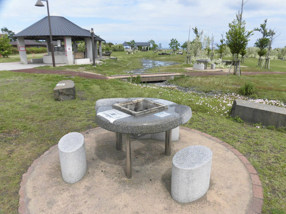 月見ヶ丘海浜公園内にあるテーブルタイプのバーベキュースポット