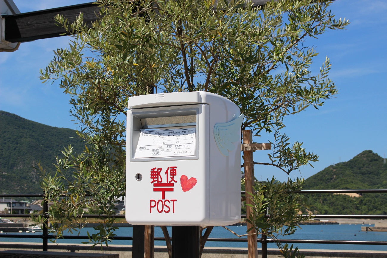 小豆島エンジェルロード近くの白いポスト