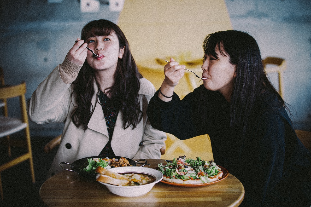 カフェ「OLIVAZ (オリヴァス)」でランチを食べる女性