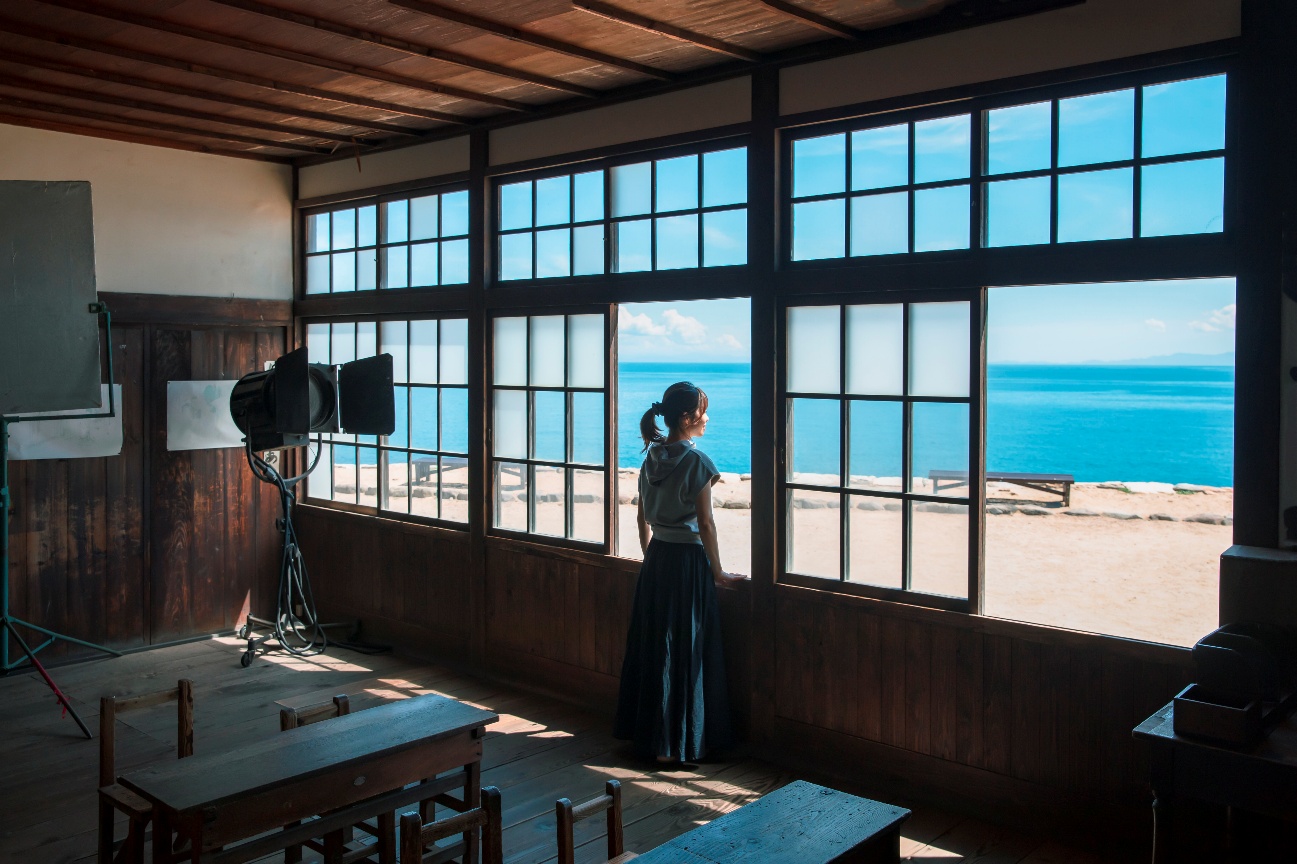 小豆島「二十四の瞳映画村」教室から海を眺める女性