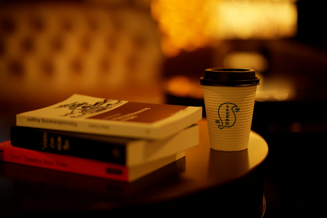 Book Café 書肆海風堂のテーブルと本・うみかぜ珈琲のコーヒー