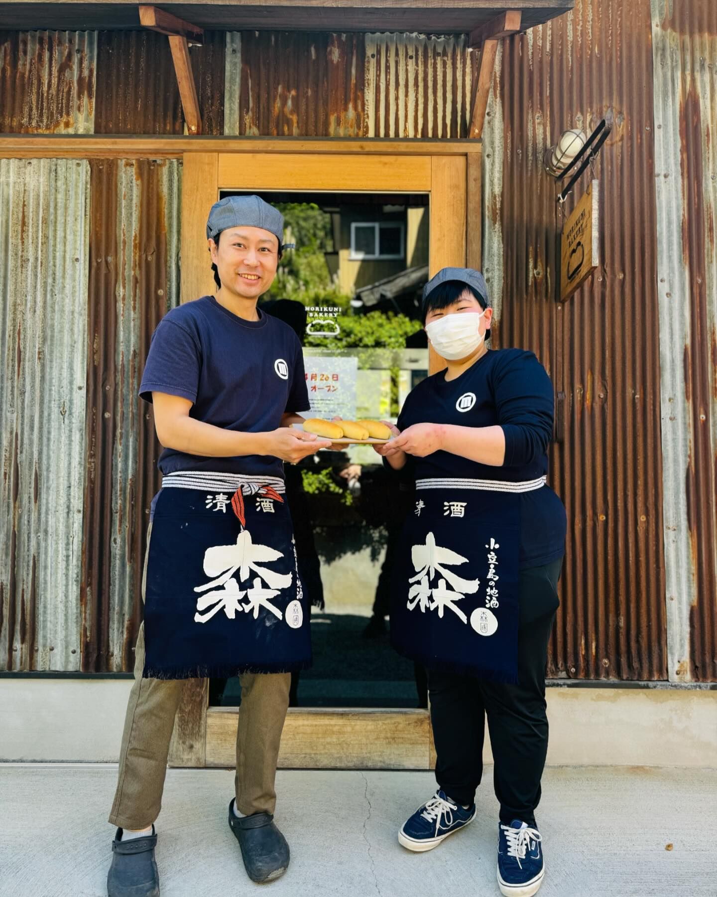 MORIKUNI BAKERYのパンとスタッフ