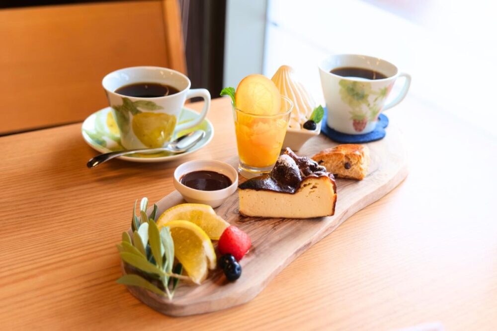 スイーツプレートと別注文のコーヒー