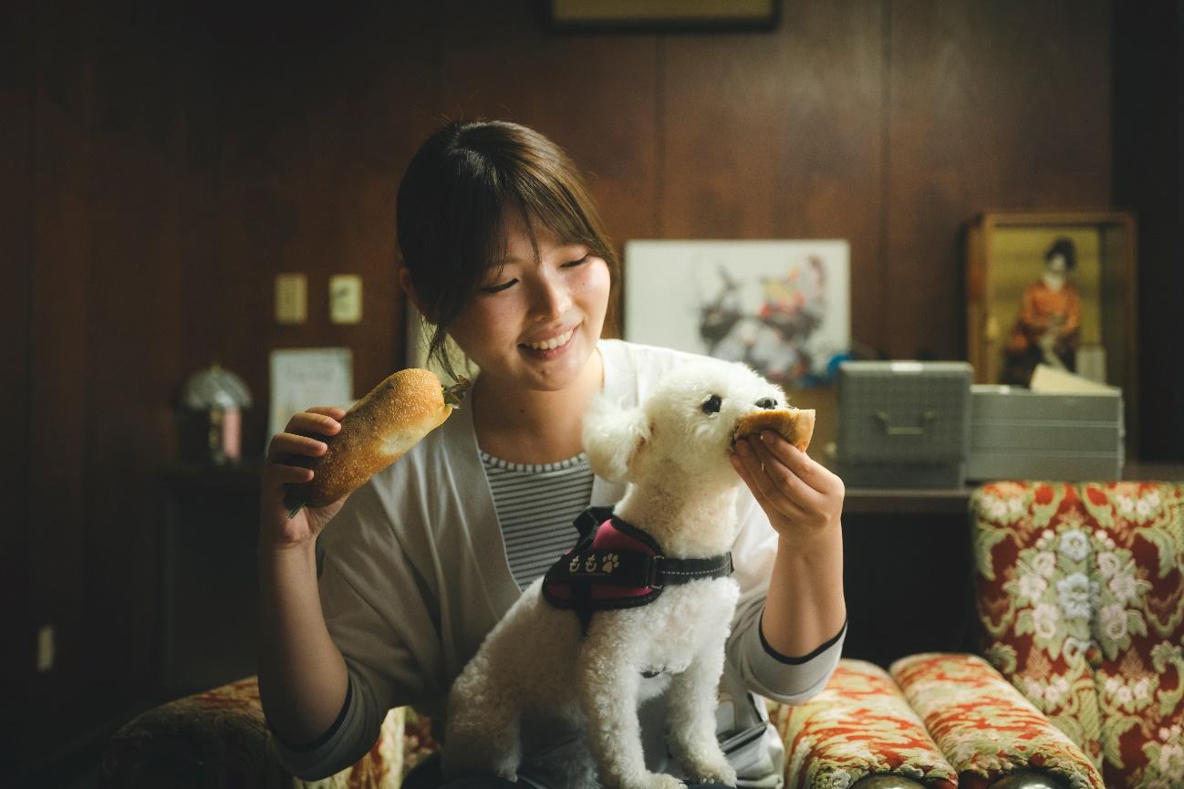 EKINONEKIで⽝と一緒にくつろぐ