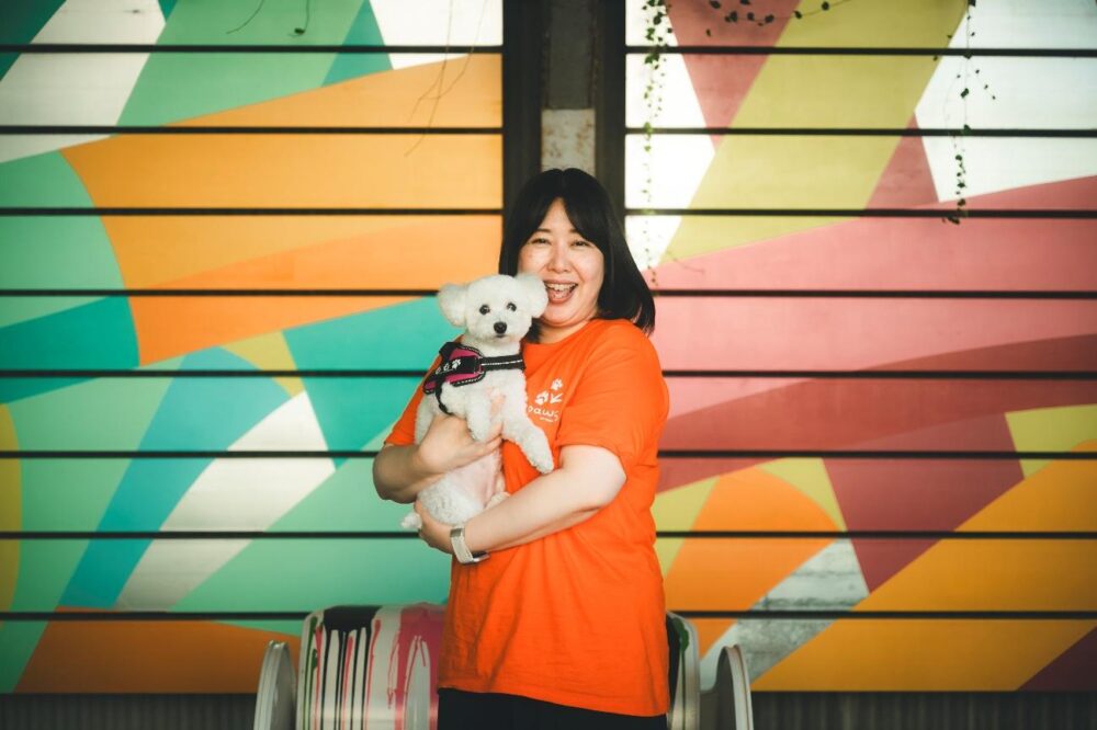 犬を抱くEKINONEKI責任者 樋口公美さん