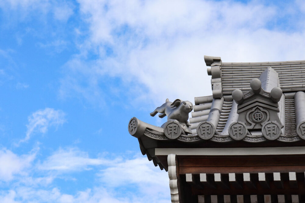 甲山寺社殿のうさぎ瓦