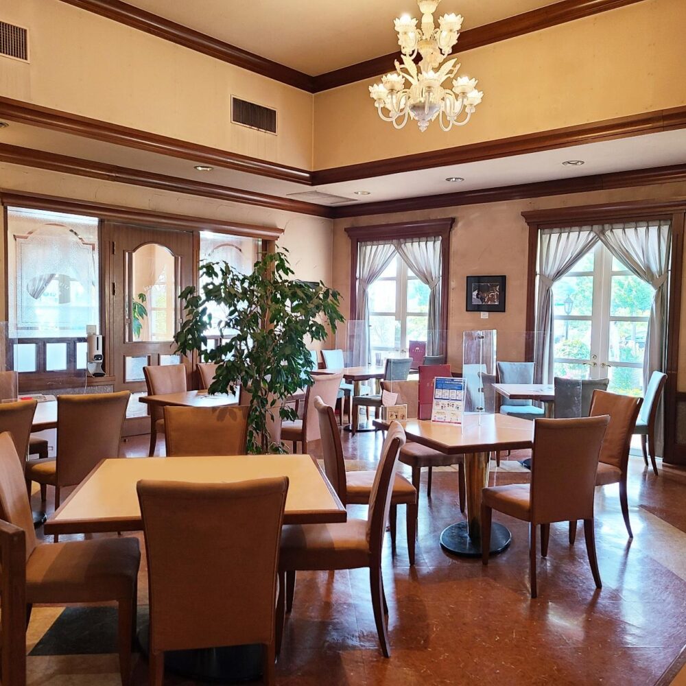 カフェコンディトライ&レスト シカの店内右側テーブル席