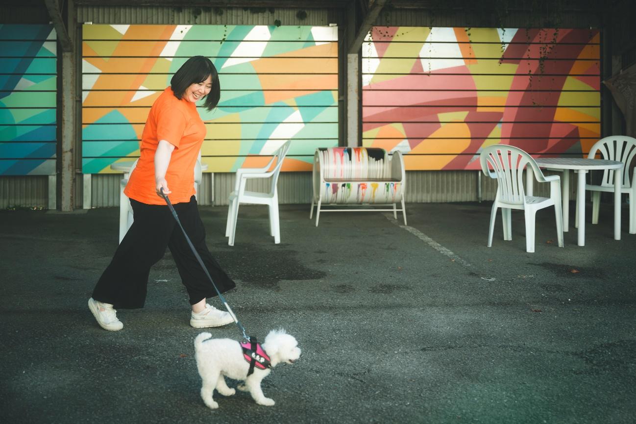 EKINONEKI内で犬を散歩させる樋口さん
