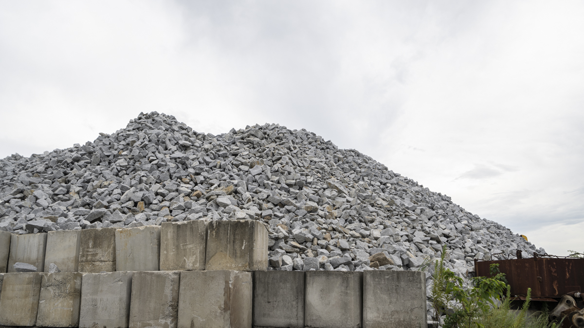 山積みになっている庵治石