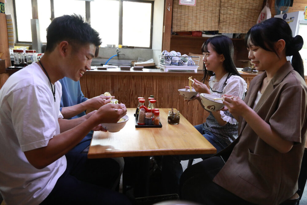 谷川米穀店のうどんを食べる香川大学生たち