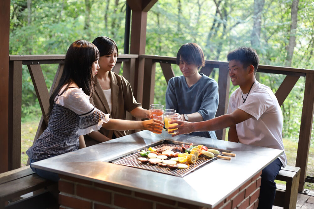 キャビンのテラスでバーベキュー