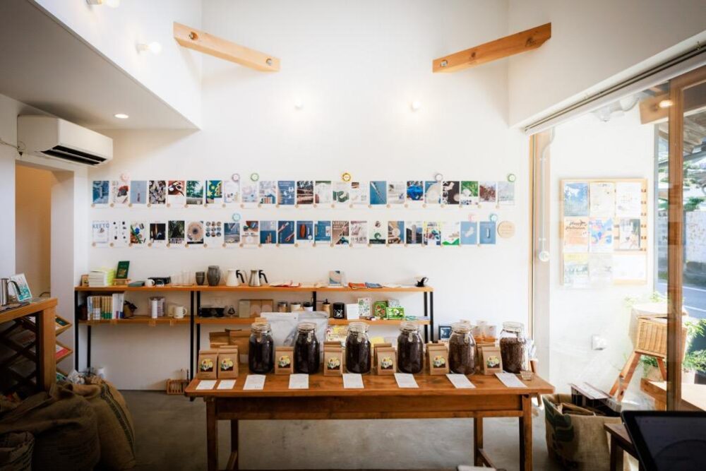 豆ちよ焙煎所に展示されるアーティストの作品