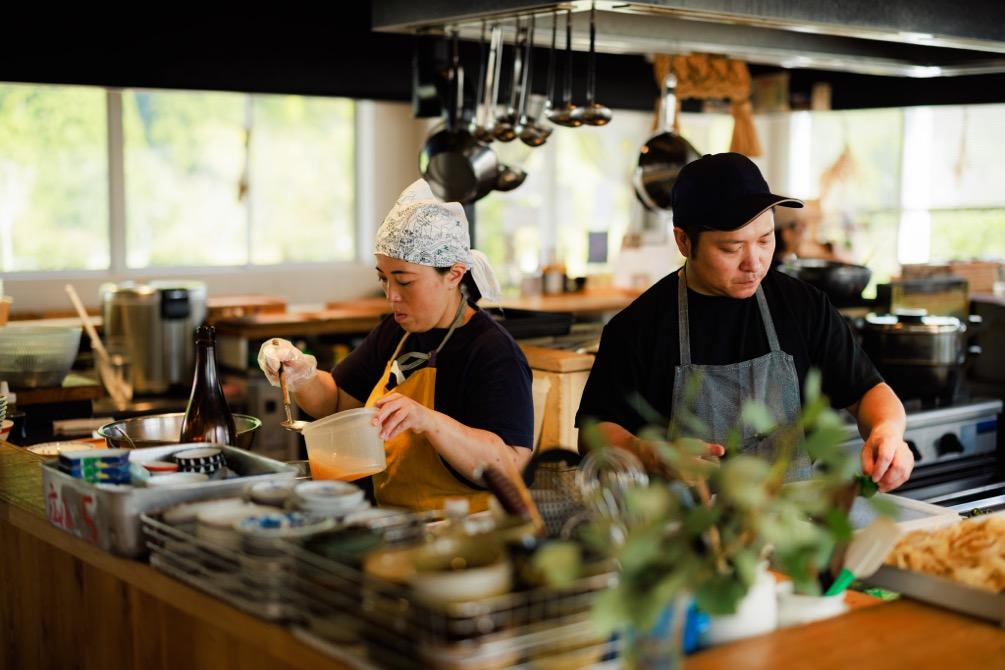 かま屋内でランチを調理するスタッフ