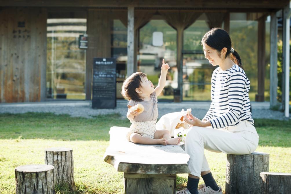 かまパン&ストアでテイクアウトしたパンを食べる親子