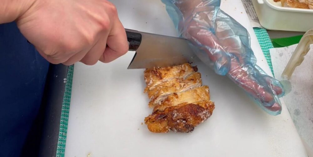 くいしんぼ如月 チキンを切る様子