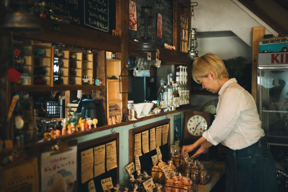 「Oz Bagels」でベーグルを並べるスタッフさん