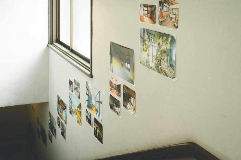 コレンスの壁に貼られた写真たち