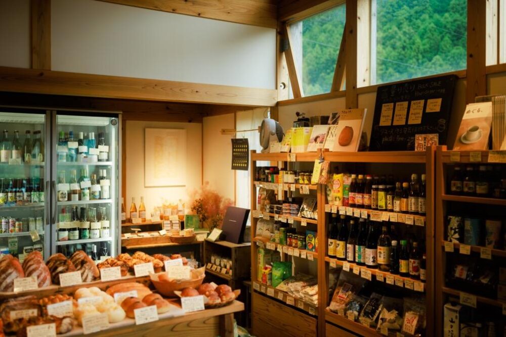 かまパン&ストアに並ぶパンと加工品