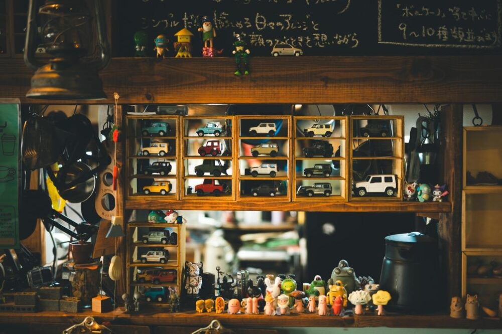 「Oz Bagels」の店内に並ぶミニカーやフィギュア