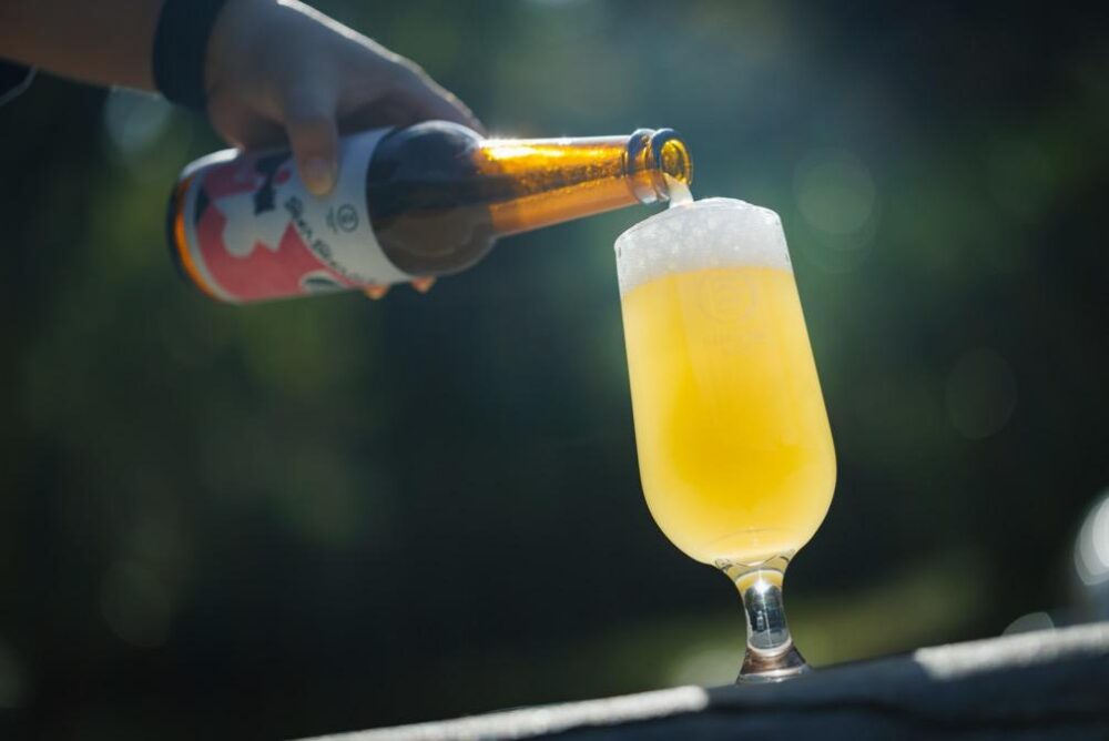 「KAMIYAMA BEER」のビールを注ぐ様子