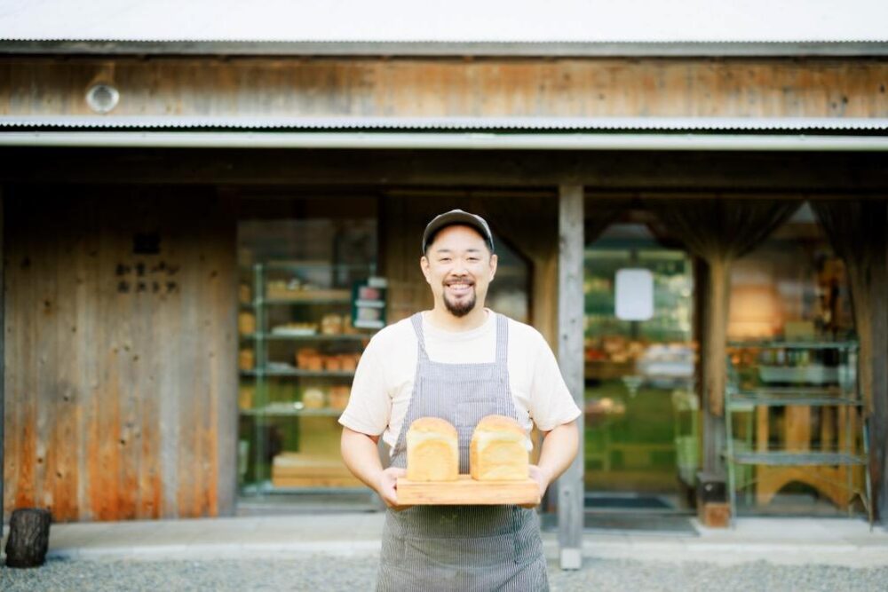 かまパン&ストア「いつもの食パン」を持つ笹川大輔さん