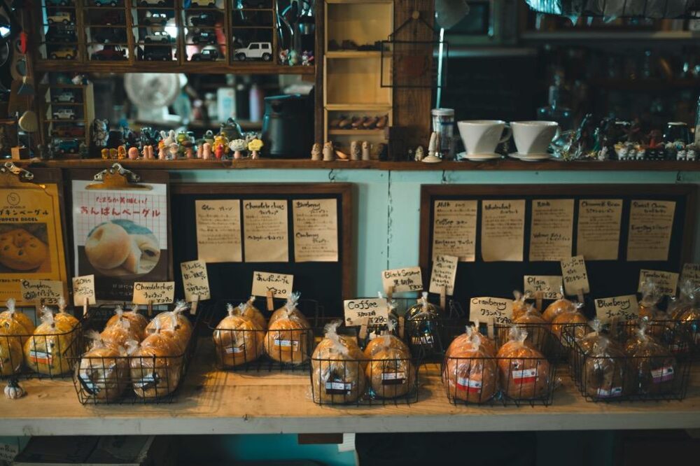 「Oz Bagels」の店内に並ぶベーグル