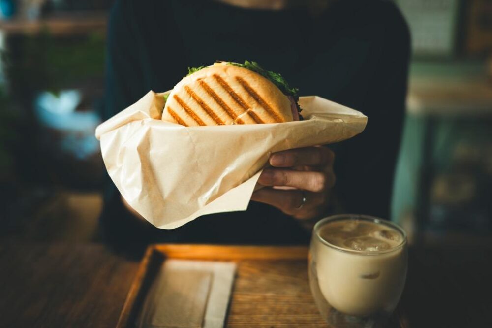 「Oz Bagels」のプレーンベーグルで作るサンド