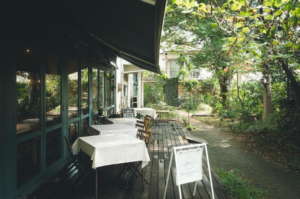 「Chez Petit Chat Noir」のテラス席